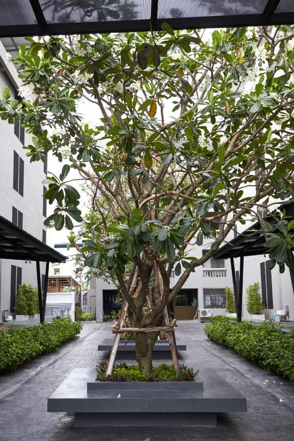 Almas Hotel Bangkok Exterior photo